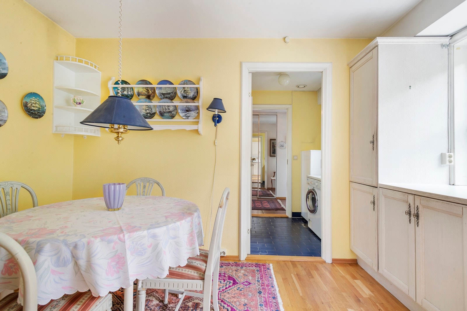 Praktisk plassert mellom kjøkken og hall ligger vaskerommet Galleribilde