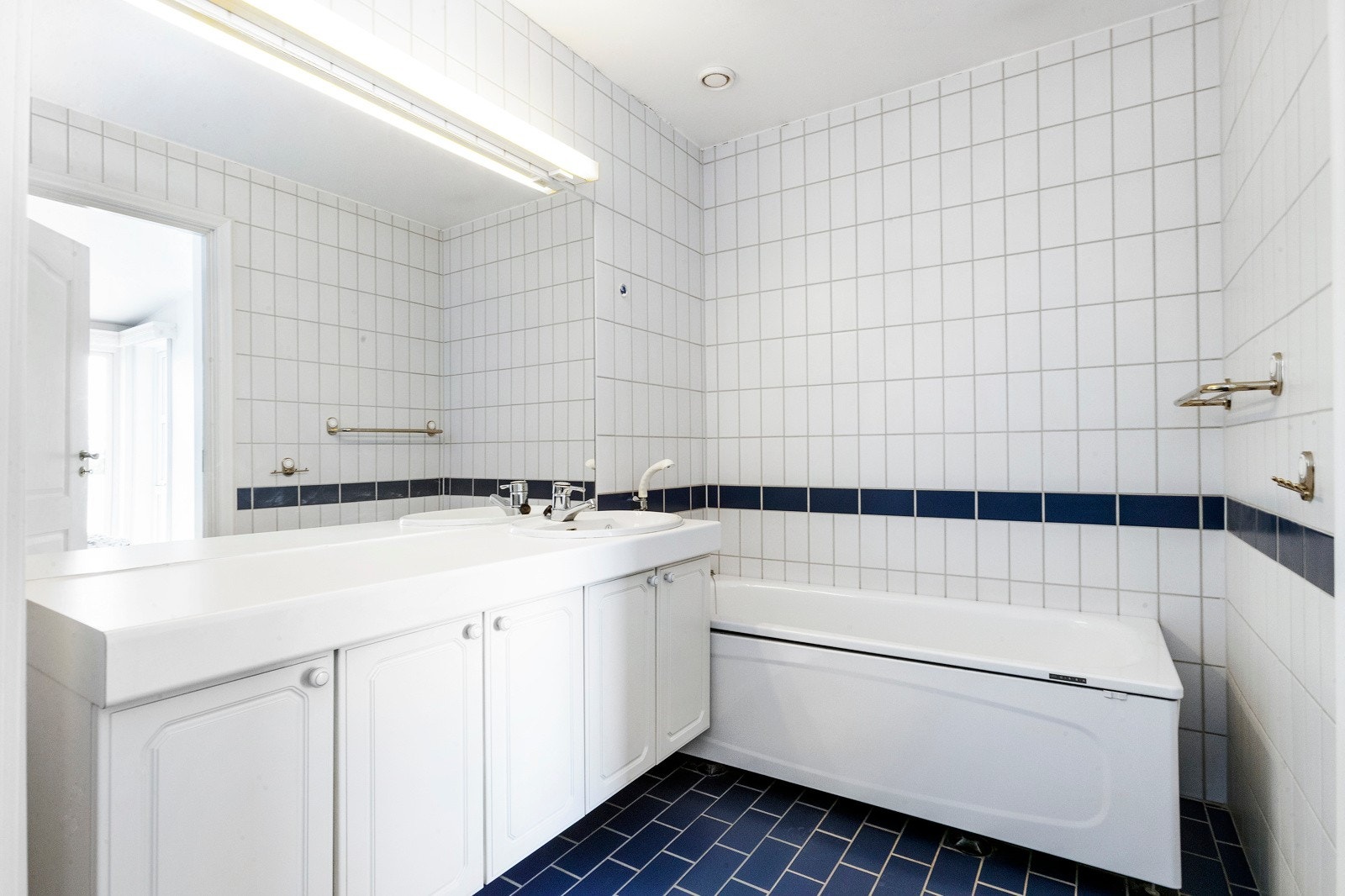 Bad 2 - Med badekar og dusj. Galleribilde