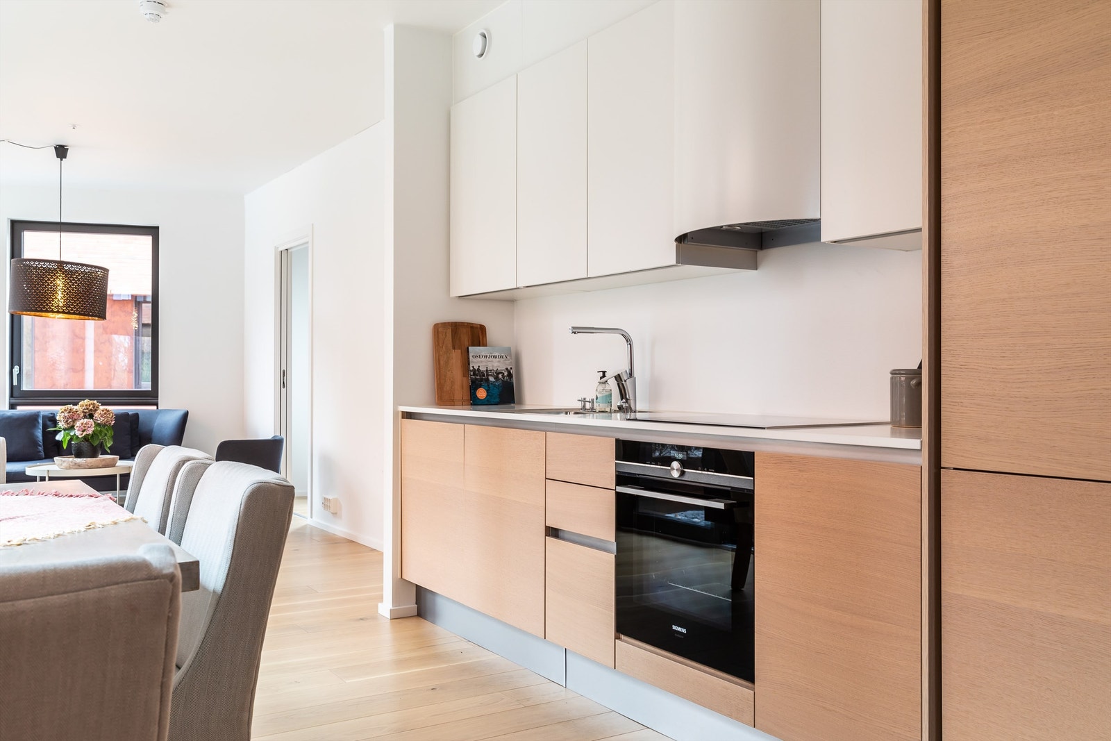 Godt med skapplass, både over og under. Galleribilde