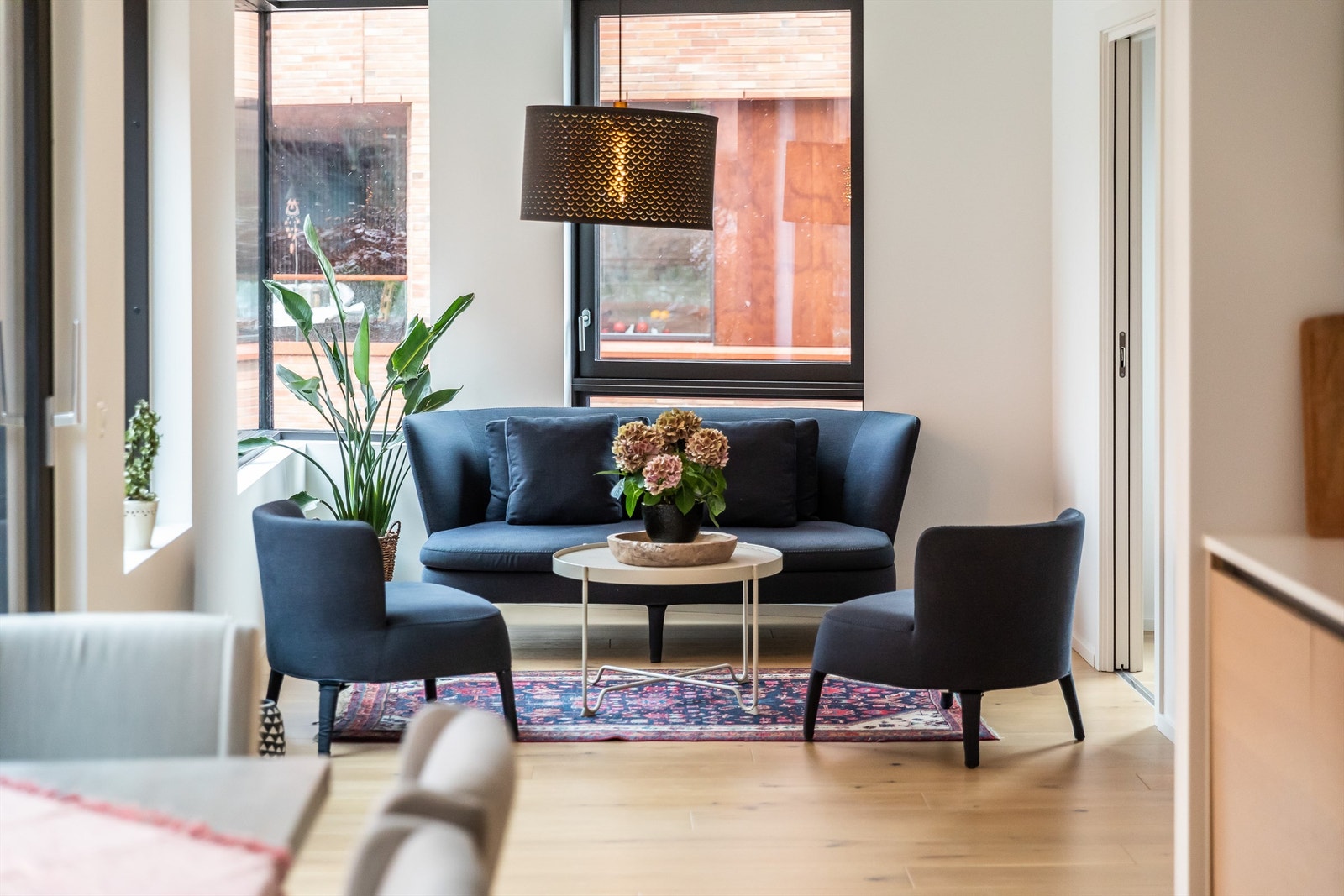 Leiligheten kan tilby en åpen stue/-kjøkken løsning "inndelt" i praktiske soner. Galleribilde