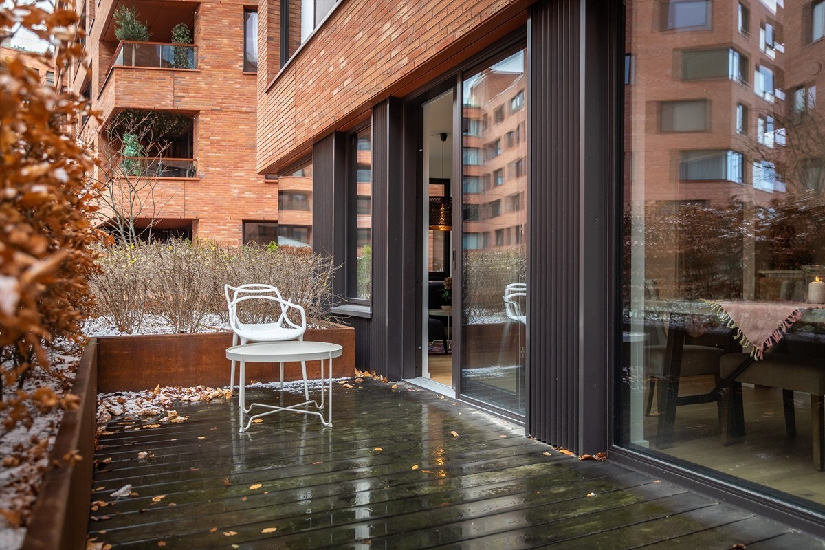 Fra stuen har man utgang til leilighetens markterrasse vendt mot indre gårdsrom. Galleribilde