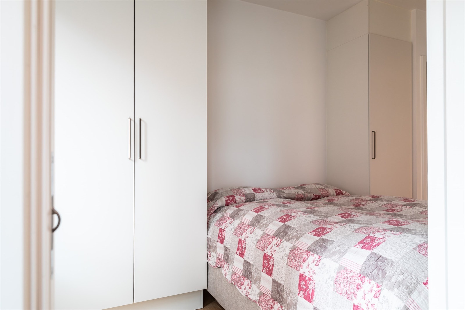 Soverommet har plass til dobbelt seng og garderobeskap. Galleribilde