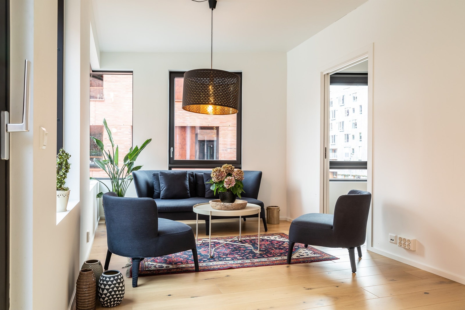 Det er god plass til sofa og mediemøblement. Galleribilde