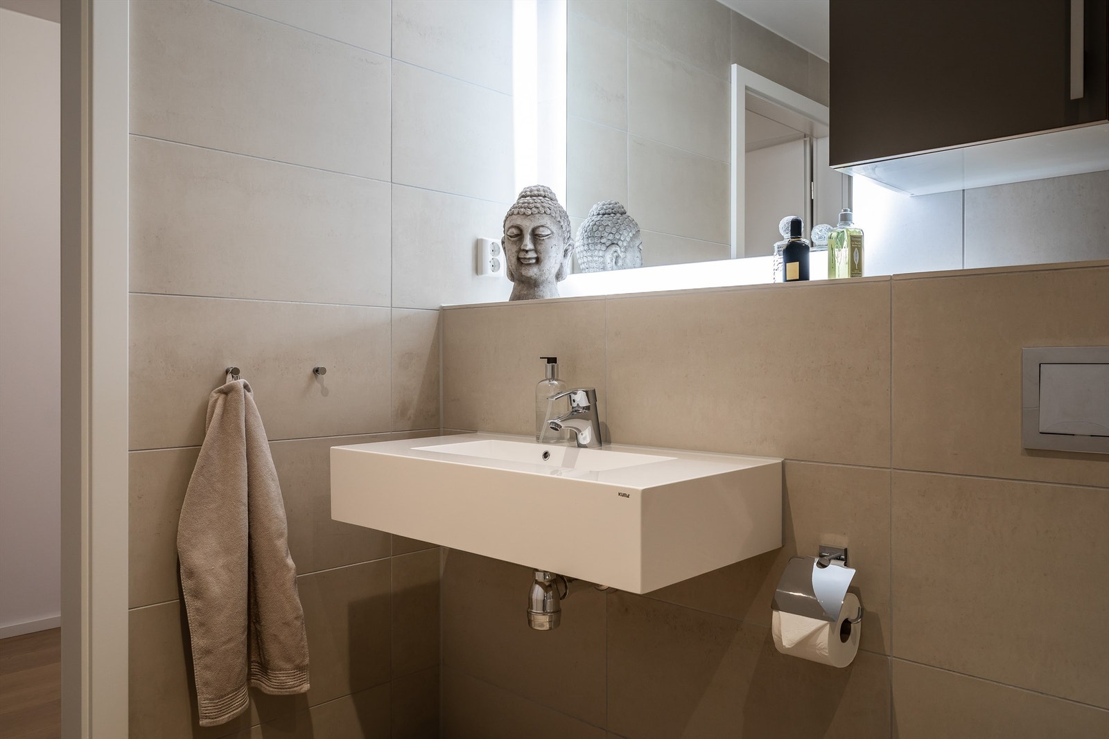 Servant med overhengt speil og skap. Galleribilde