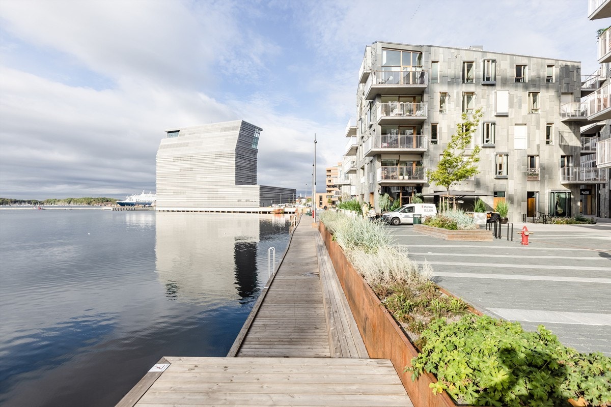 Nærområde | Langs bryggekanten finner man bla. spisesteder og vinbar Galleribilde