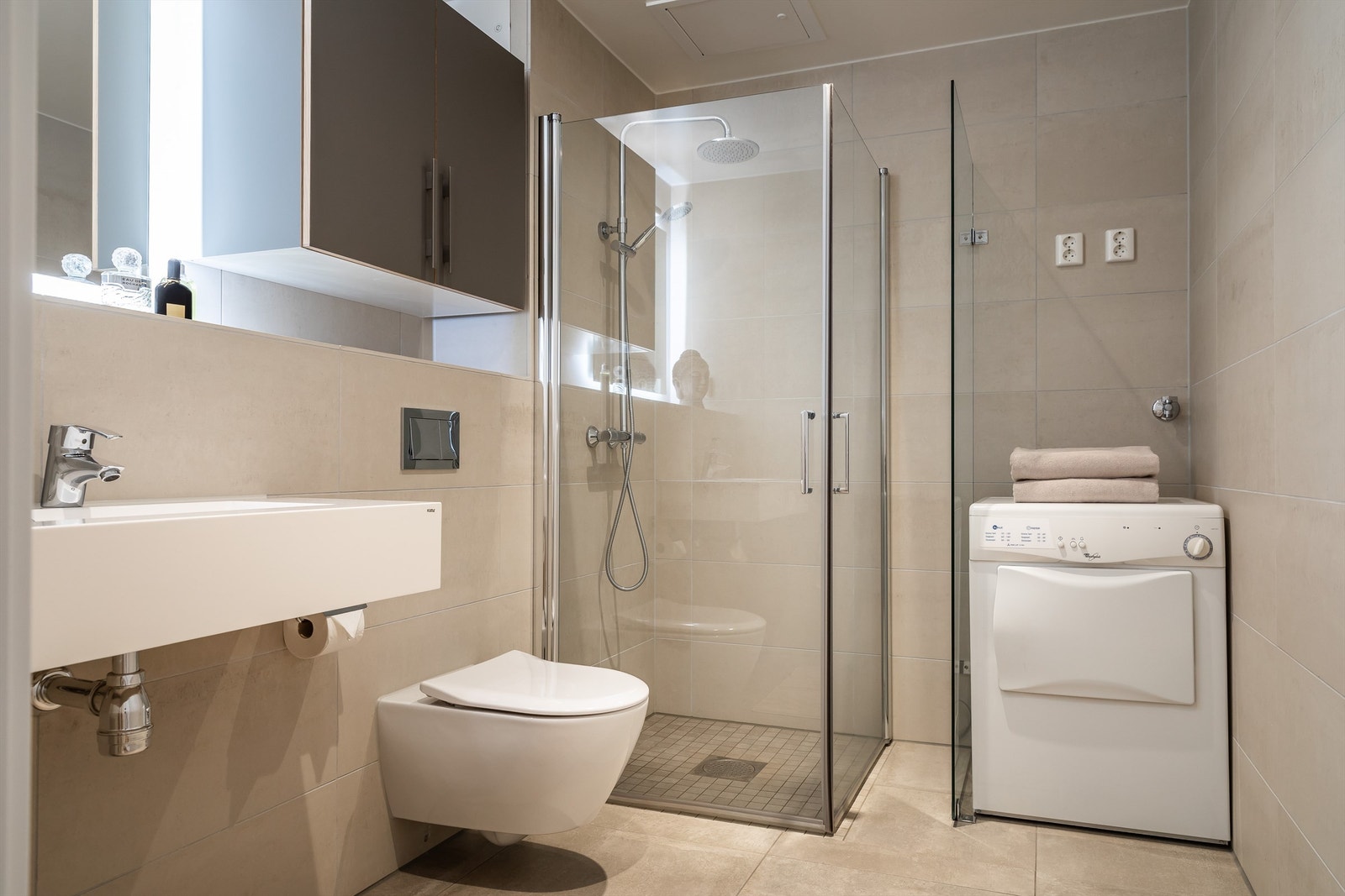 Flott flislagt baderom med opplegg for vaskemaskin. Galleribilde