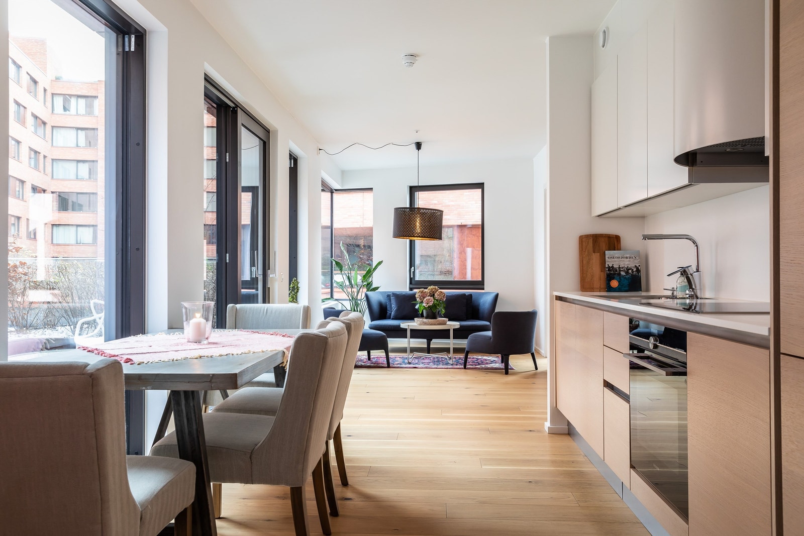 Innholdsrikt kjøkken med integrerte hvitevarer. I tilknytning kjøkkenet har man plass til spisebord. Galleribilde