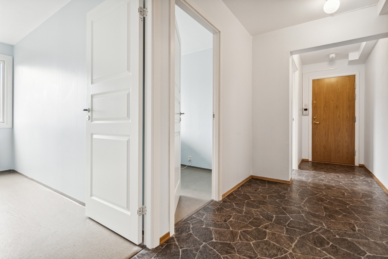 Romslig entré Galleribilde
