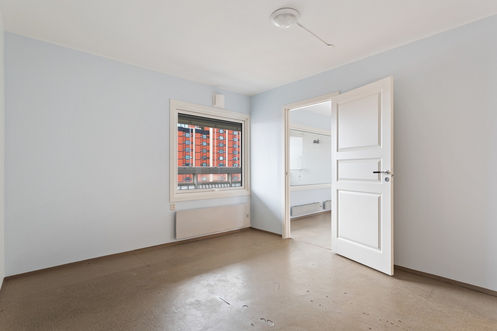 God plass til dobbeltseng og garderobe Galleribilde