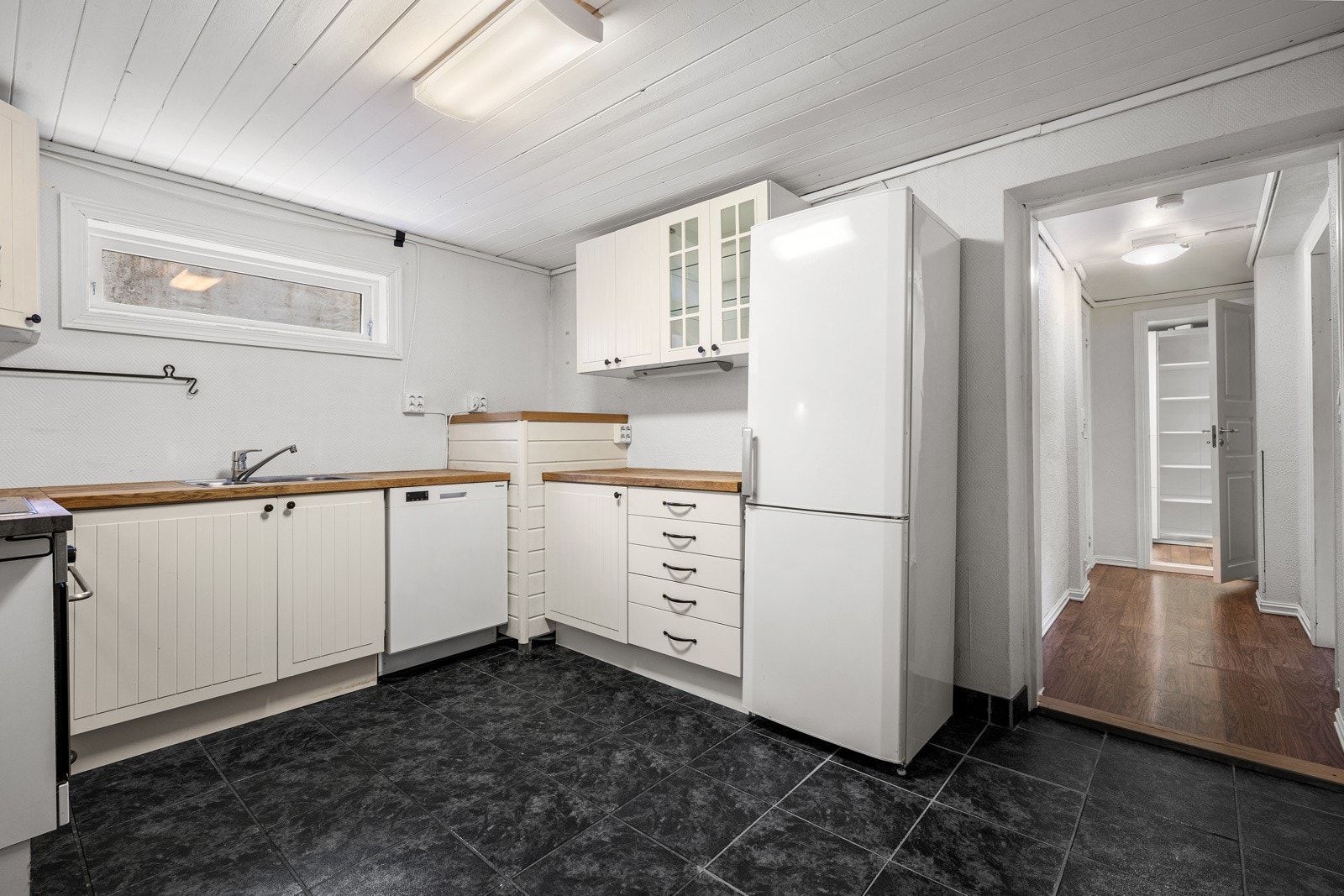 Kjøkkeninnredning fra Ikea med profilerte fronter og benkeplate i tre med nedfelt vask. Galleribilde