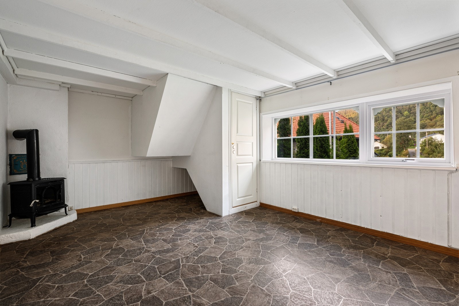 Boligen disponerer en hybel som kan leies ut eller brukes som ekstra plass. Galleribilde