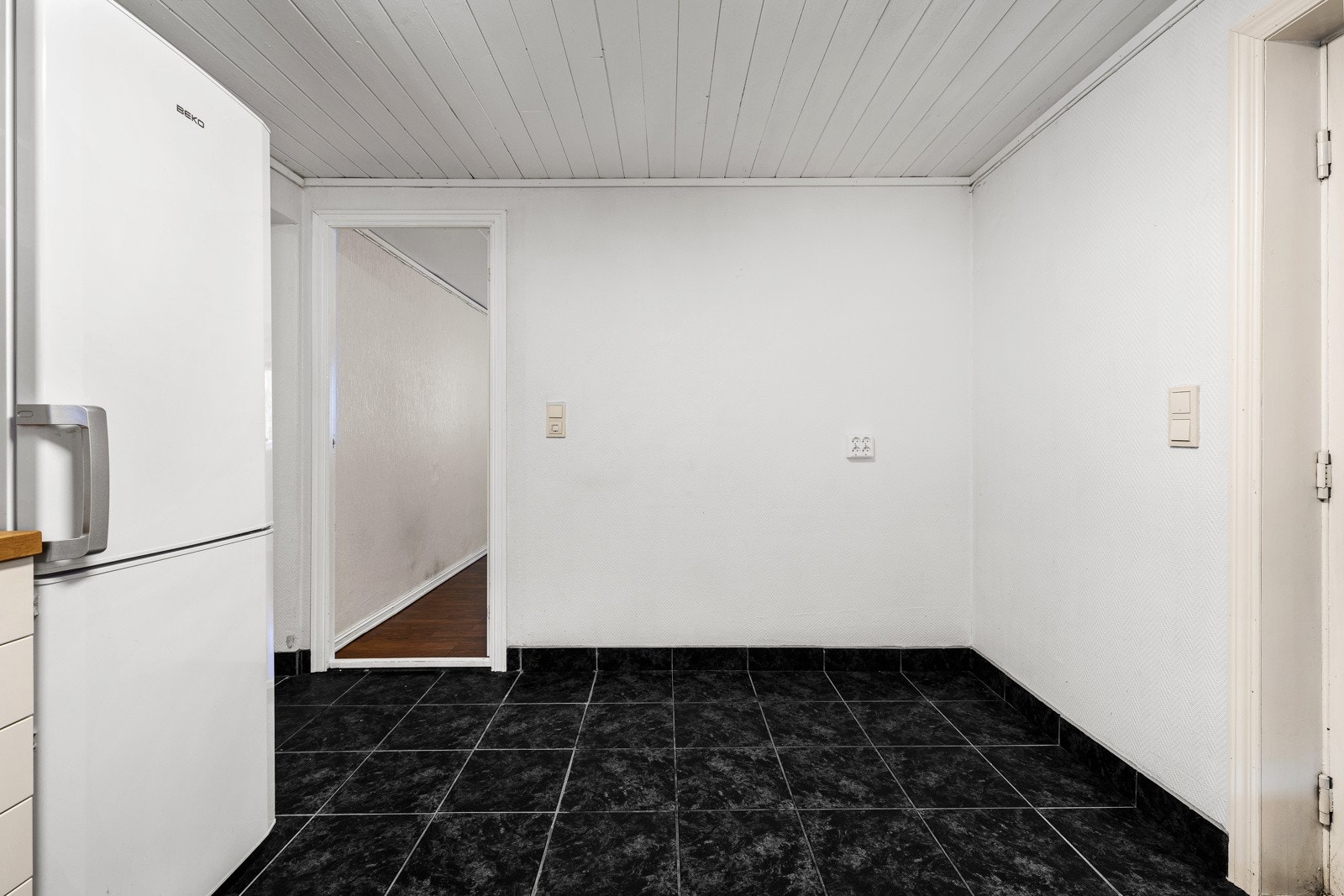 På kjøkkenet kan man for eksempel møblere med en spisegruppe Galleribilde