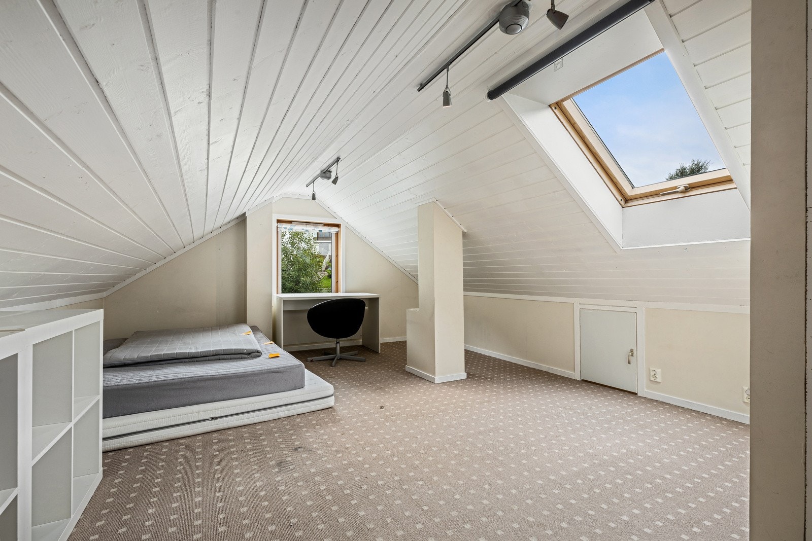 Loftstuen er på 9 kvm og kan for eksempel anvendes som kontor, TV-stue eller gjesterom! Galleribilde