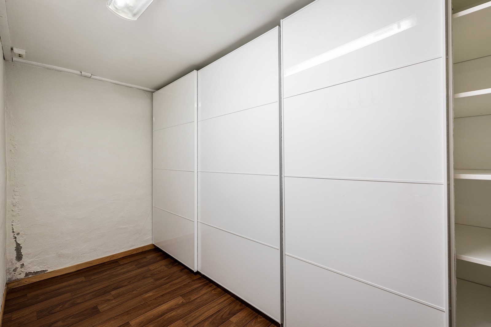 Mulighet for god skapplass med skyvedørsgarderobe Galleribilde