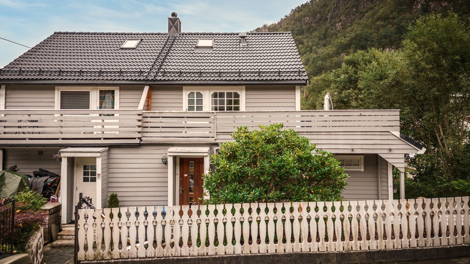 Her har du stor veranda og god hageplass med fine muligheter! Galleribilde