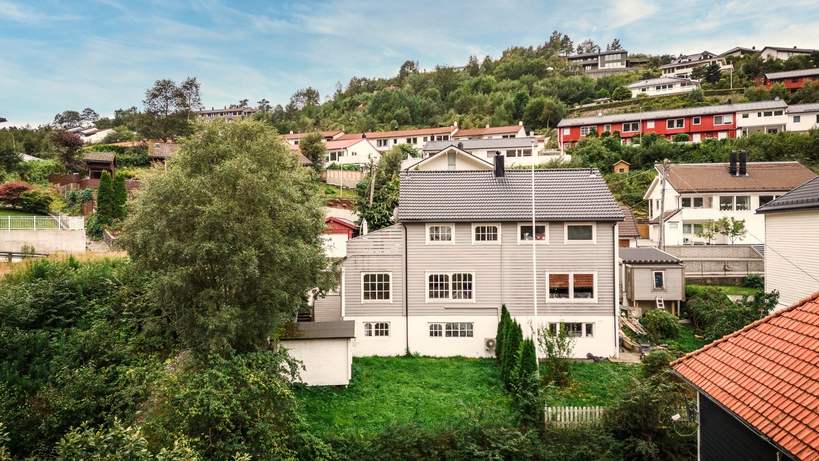 En stor bolig over 4 etasjer med kjellerleilighet og loft i et familievennlig strøk! Galleribilde