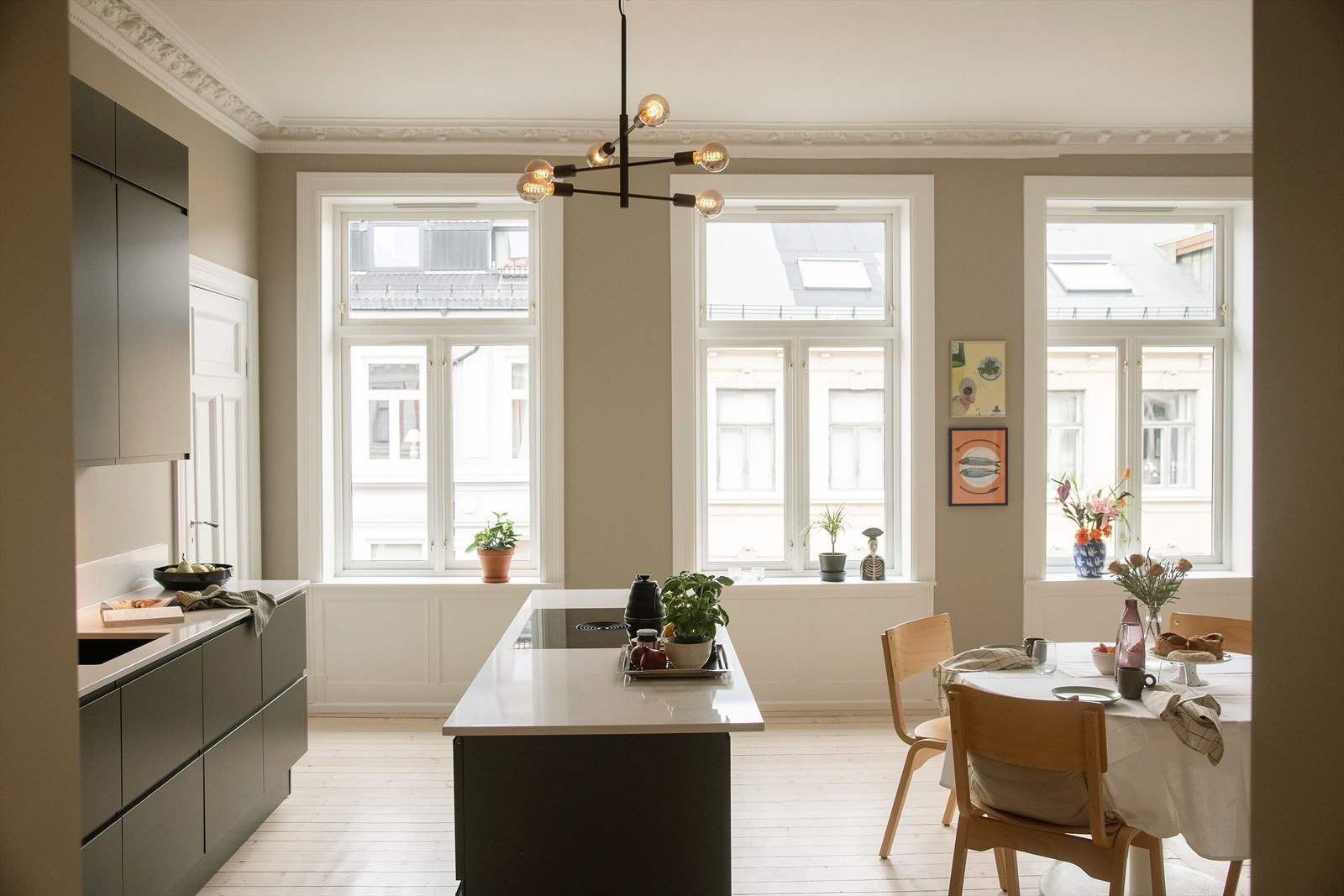 Praktisk og lekker kjøkkenøy med planlimt induksjonsplatetopp. Galleribilde