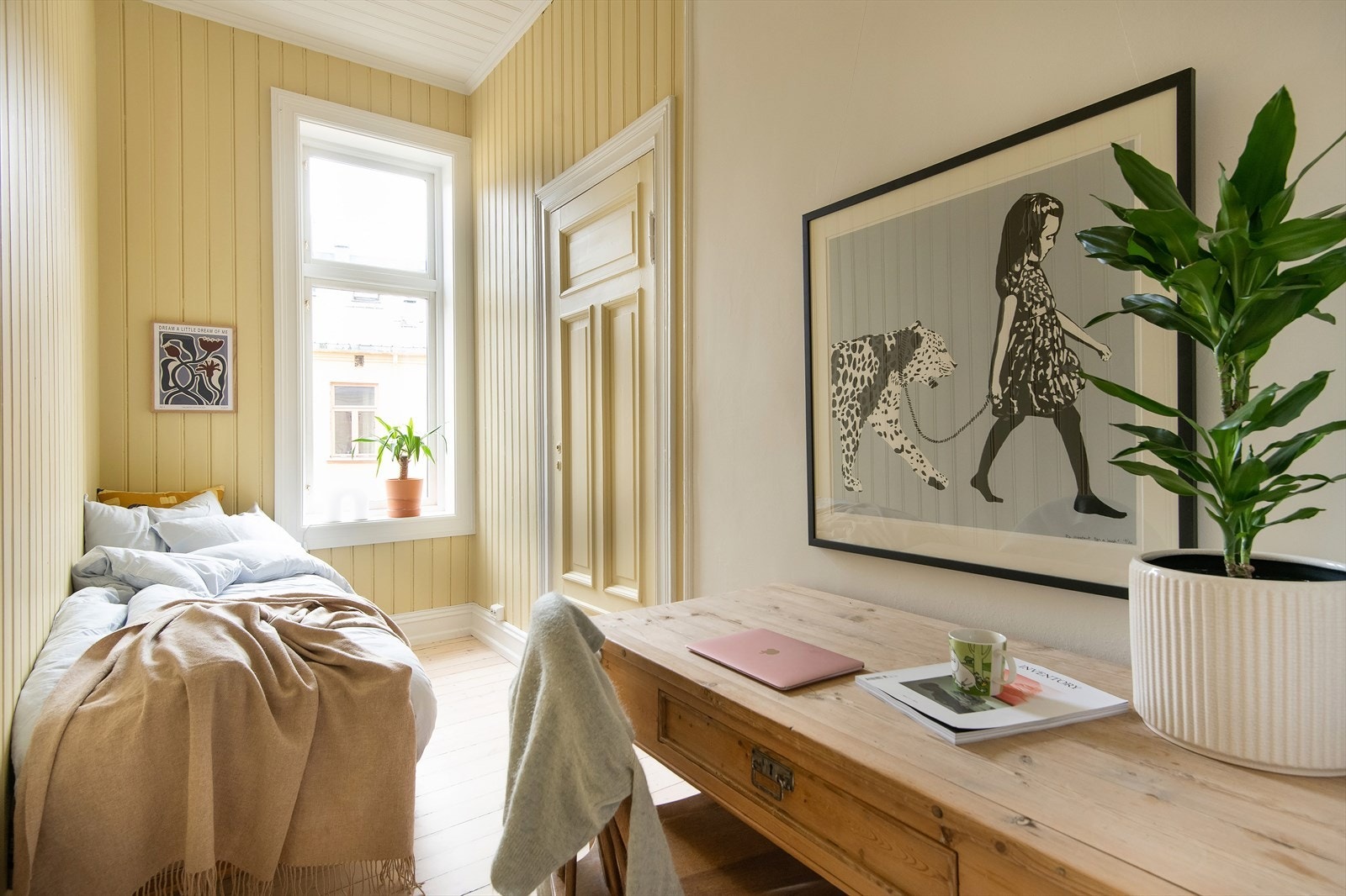 Pikeværelse med originale detaljer på listverk. Galleribilde