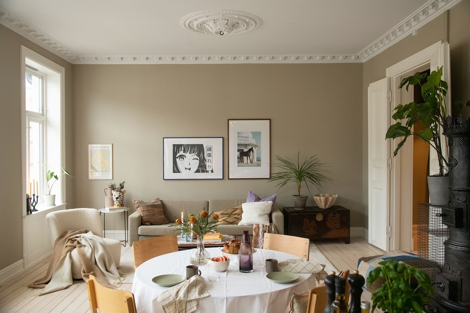 Hovedværelset er langstrakt og gir god flyt mellom kjøkken og stue. Galleribilde