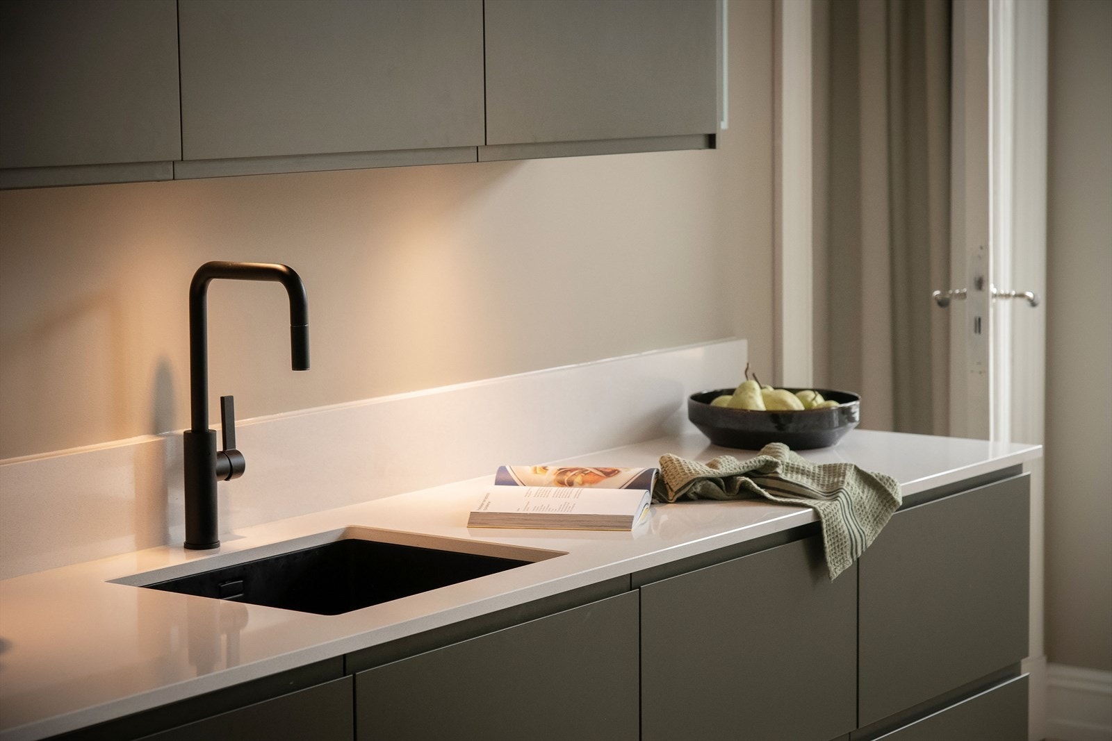 Underlimt utslagsvask i kompositt benkeplate. Galleribilde