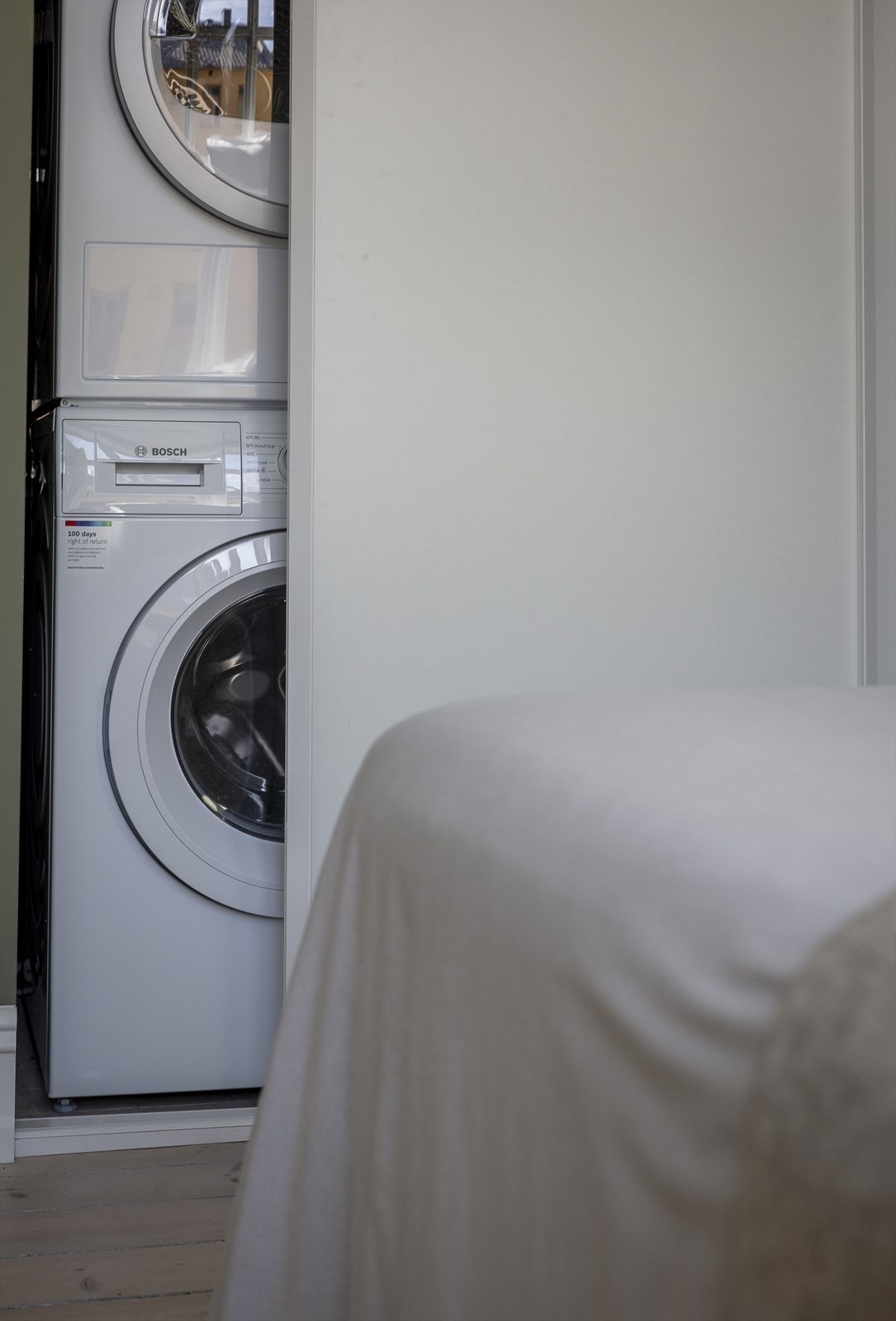 Garderobeløsninger med opplegg for vaskemaskin og tørketrommel. Galleribilde