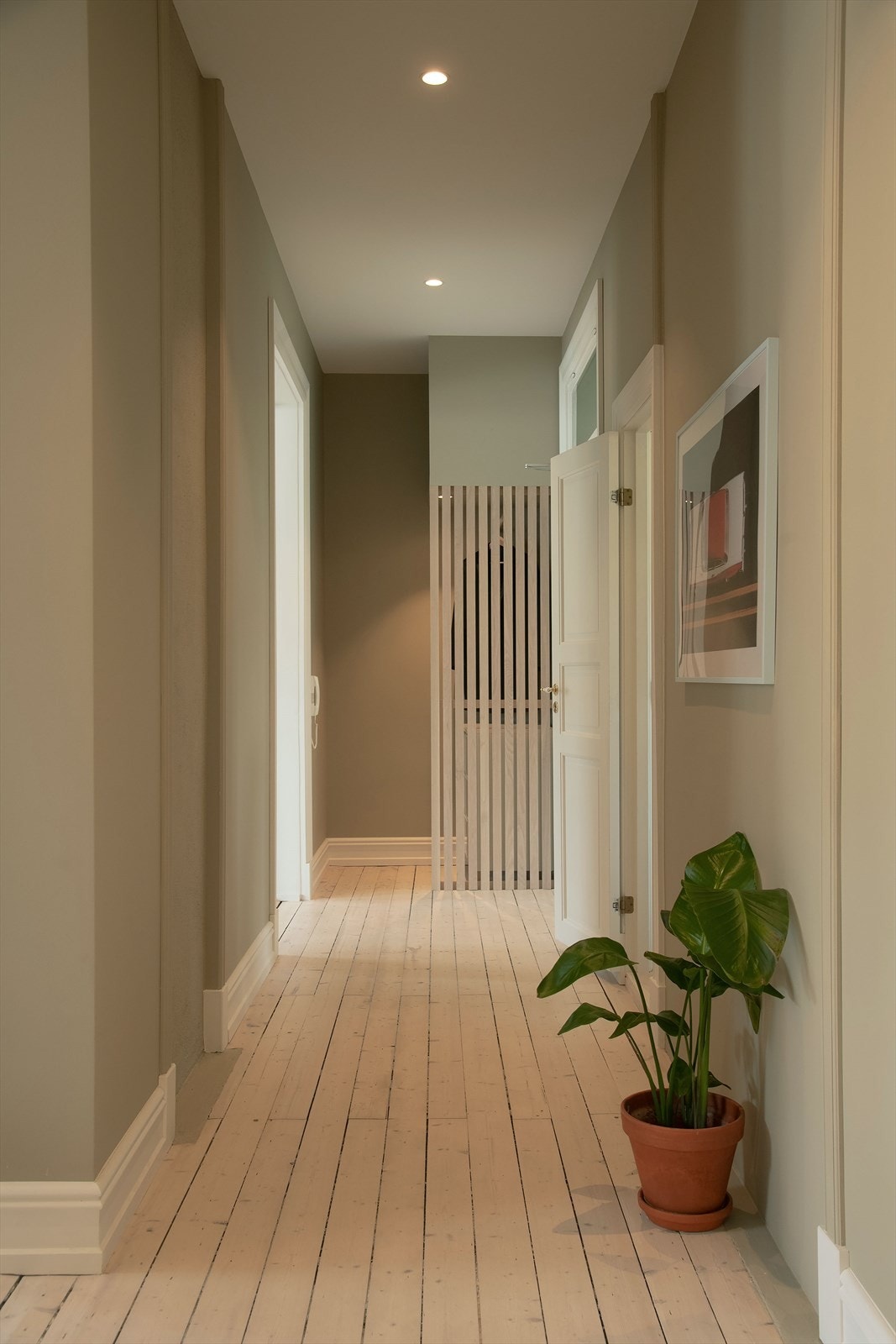 Boligen har en langstrakt planløsning som gir en fin flyt gjennom flere soner. Denne gangen forgreiner seg videre til boligens øvrige rom. Galleribilde