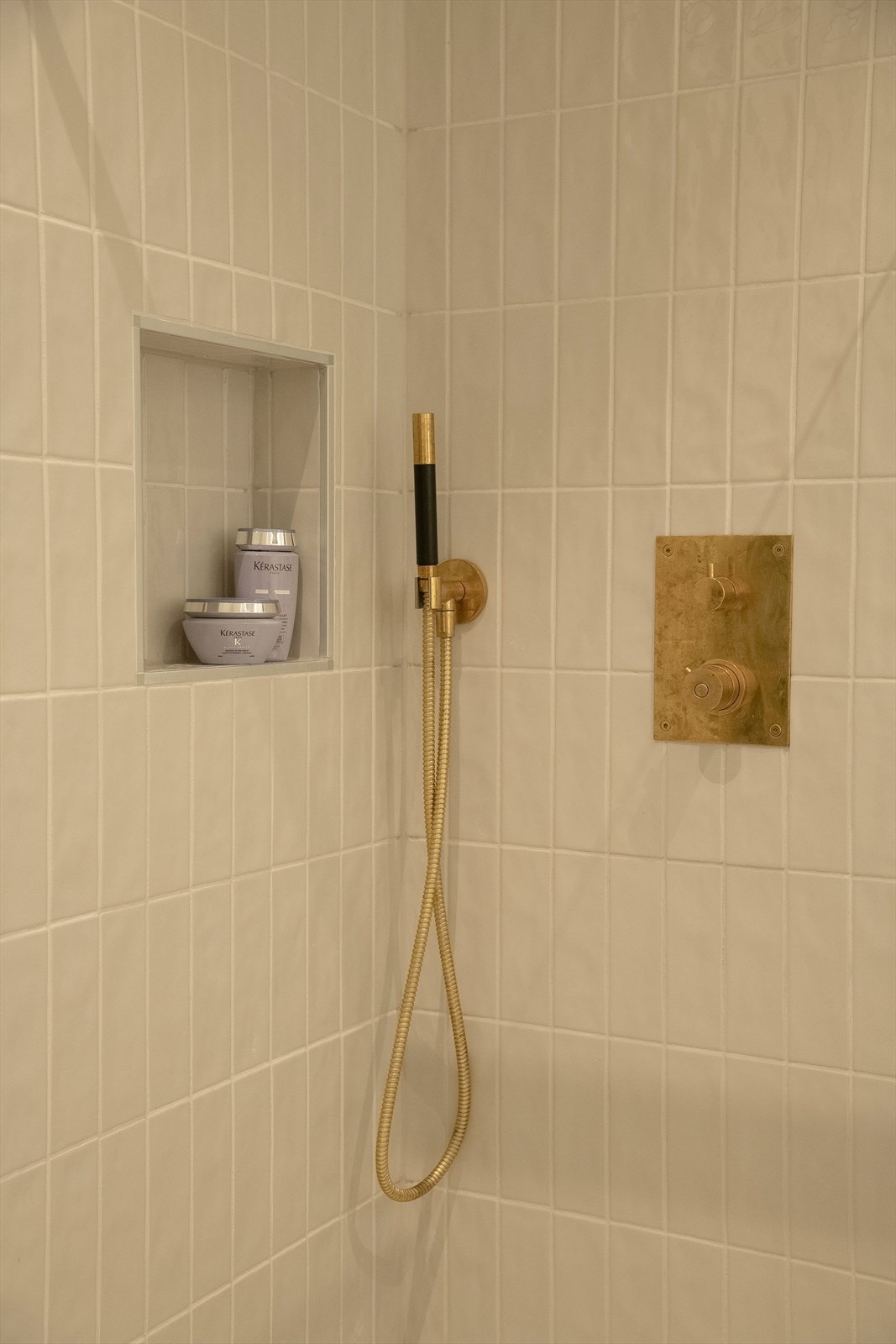 Lekre fliser fra Modena. Tiltalende dusjnisje med skisse og integrert armatur. Galleribilde