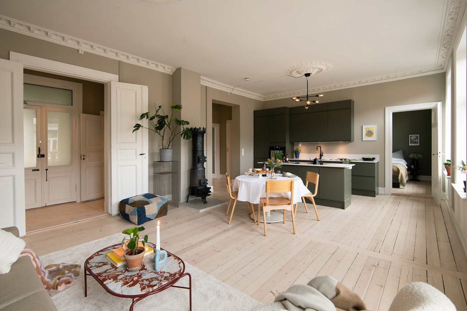 Åpen kjøkken-stue løsning. Det moderne harmonerer delikat opp lot det klassiske. Galleribilde