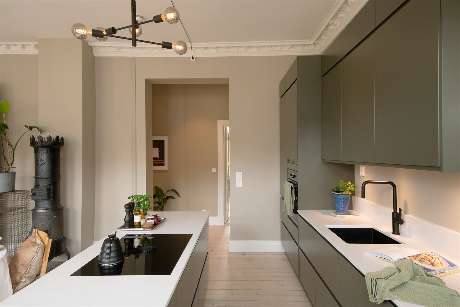 Rikelig med lagringsplass i over- og underskap. Galleribilde