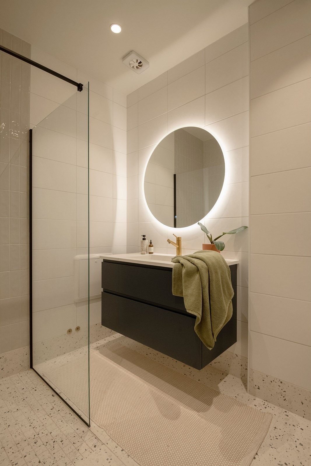 Totalrehabilitert baderom i 2022. Innredning fra Aubo, fliser fra Modena. Vegghengt klosett. Galleribilde