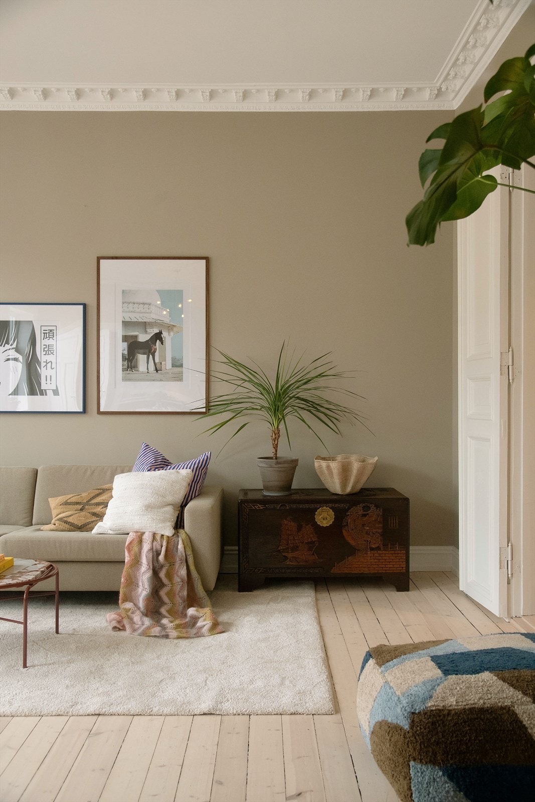 Boligen er malt i duse og tidsriktige farger som harmonerer godt mellom det ærverdige og moderne. Galleribilde