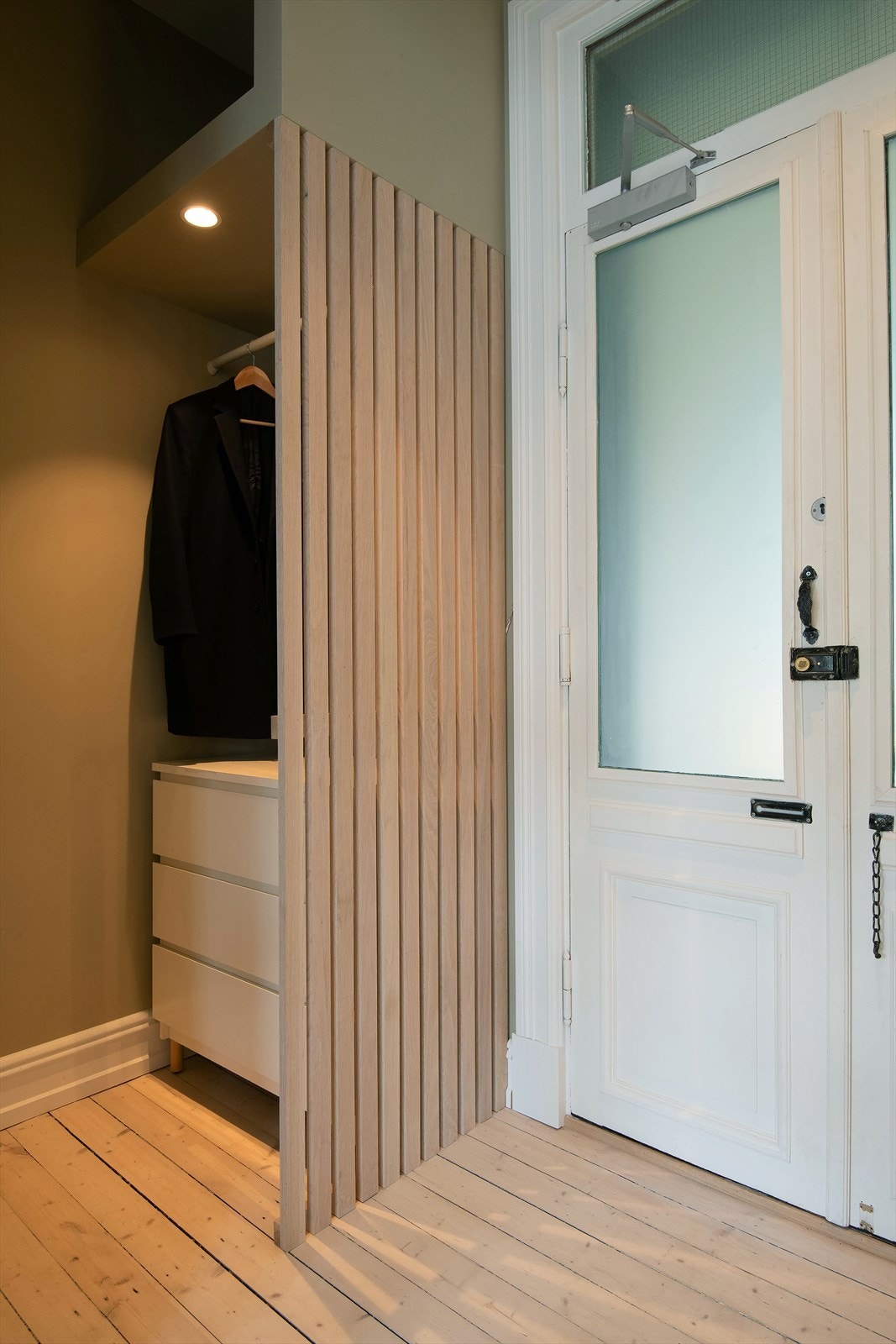 Garderobe i gang/entré. Galleribilde