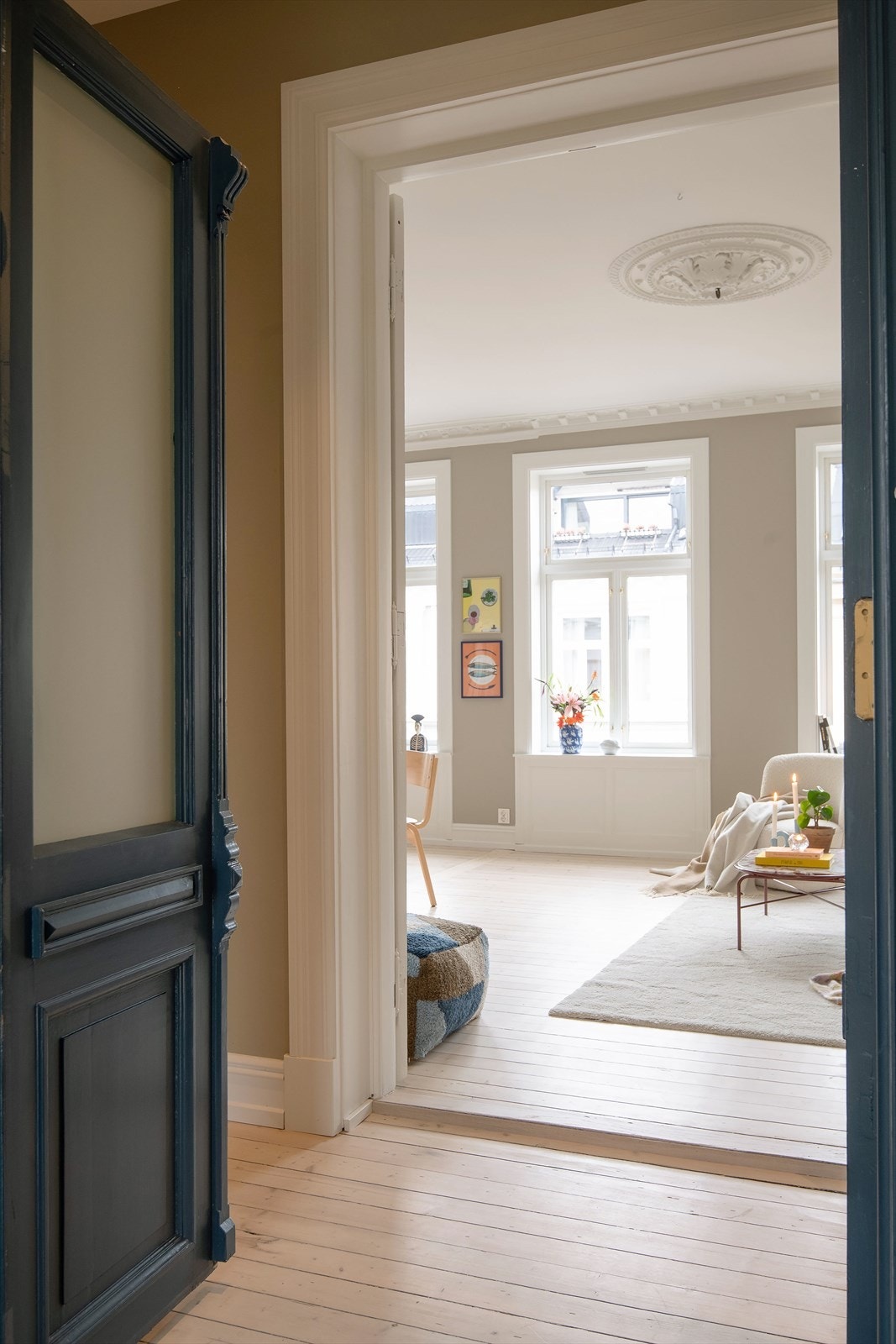 Entré/inngang fra egen avsats. Galleribilde