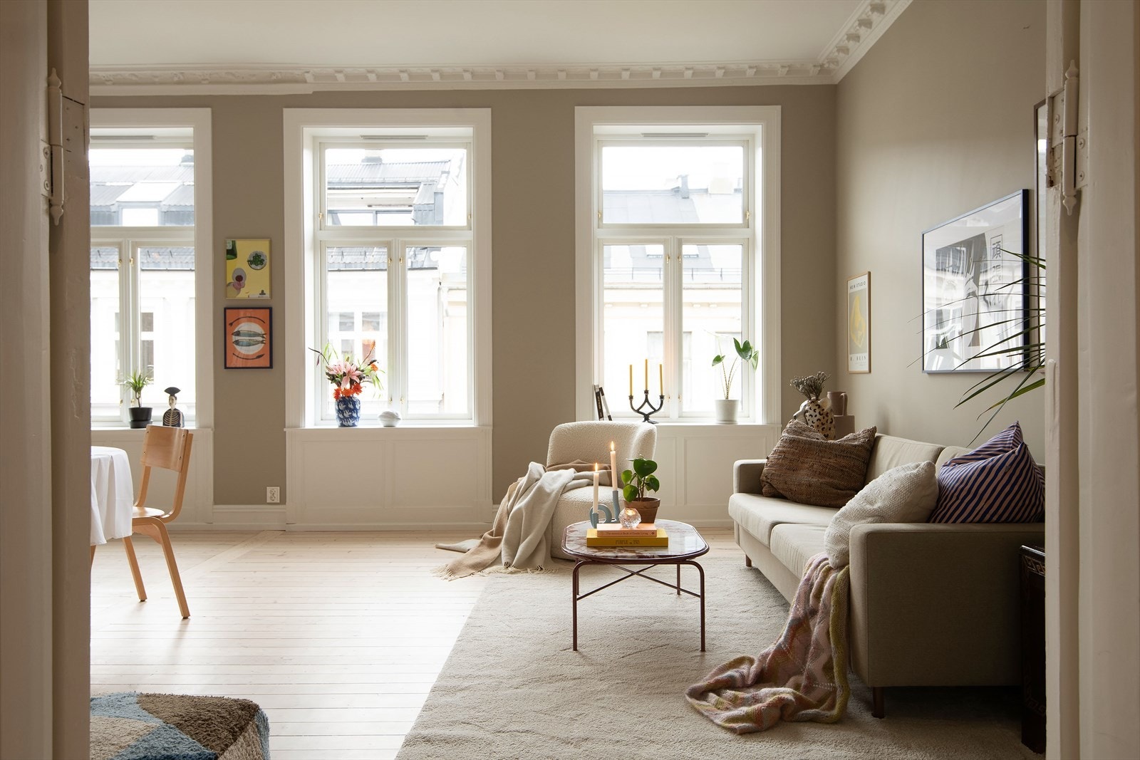 Fire store vinduer i stuen sørger for et behagelig lys. Galleribilde