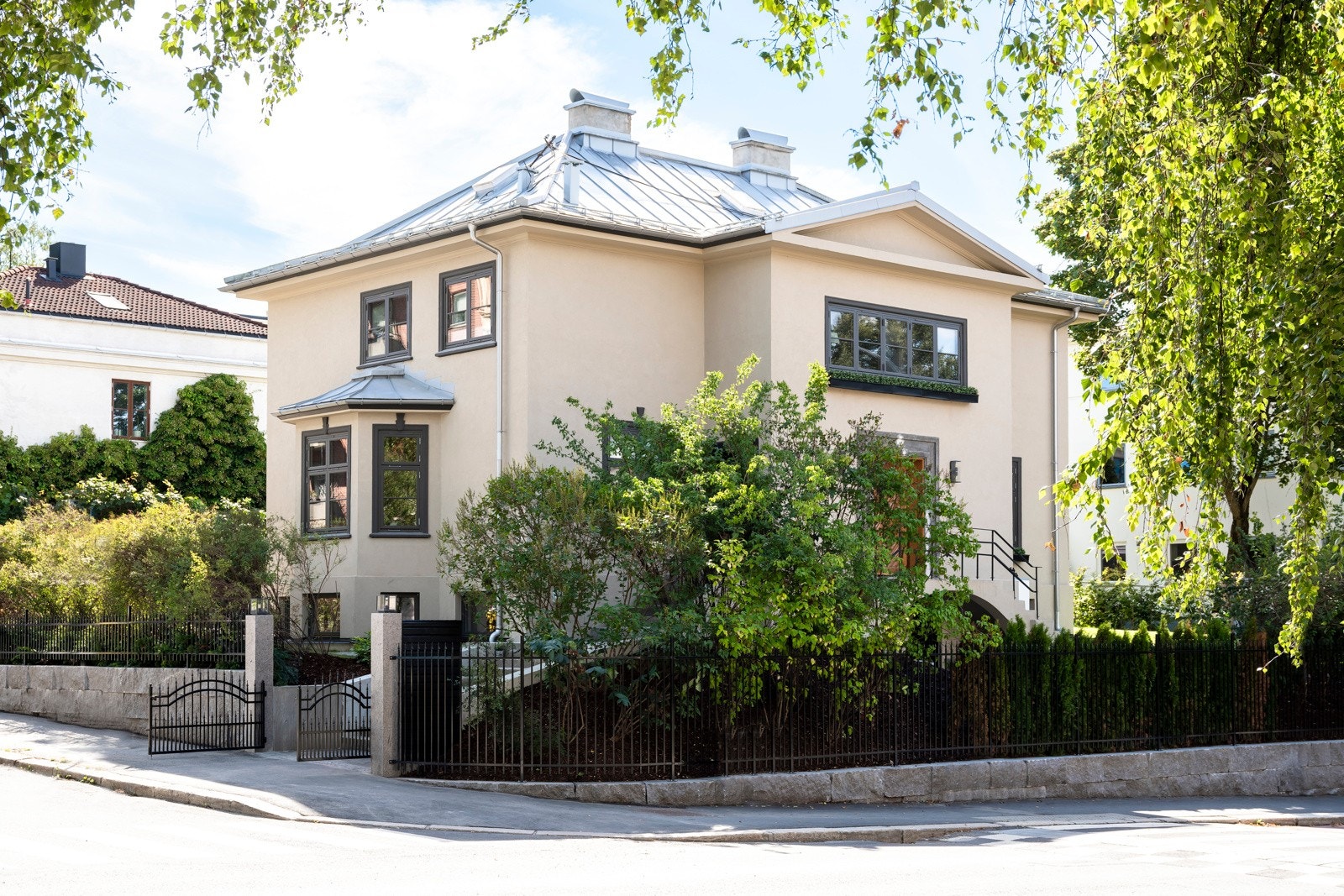 Villaen ble tegnet av den anerkjente arkitekten Kirsten Sand i 1928. Norges første kvinnelige arkitekt fra NTH. Galleribilde