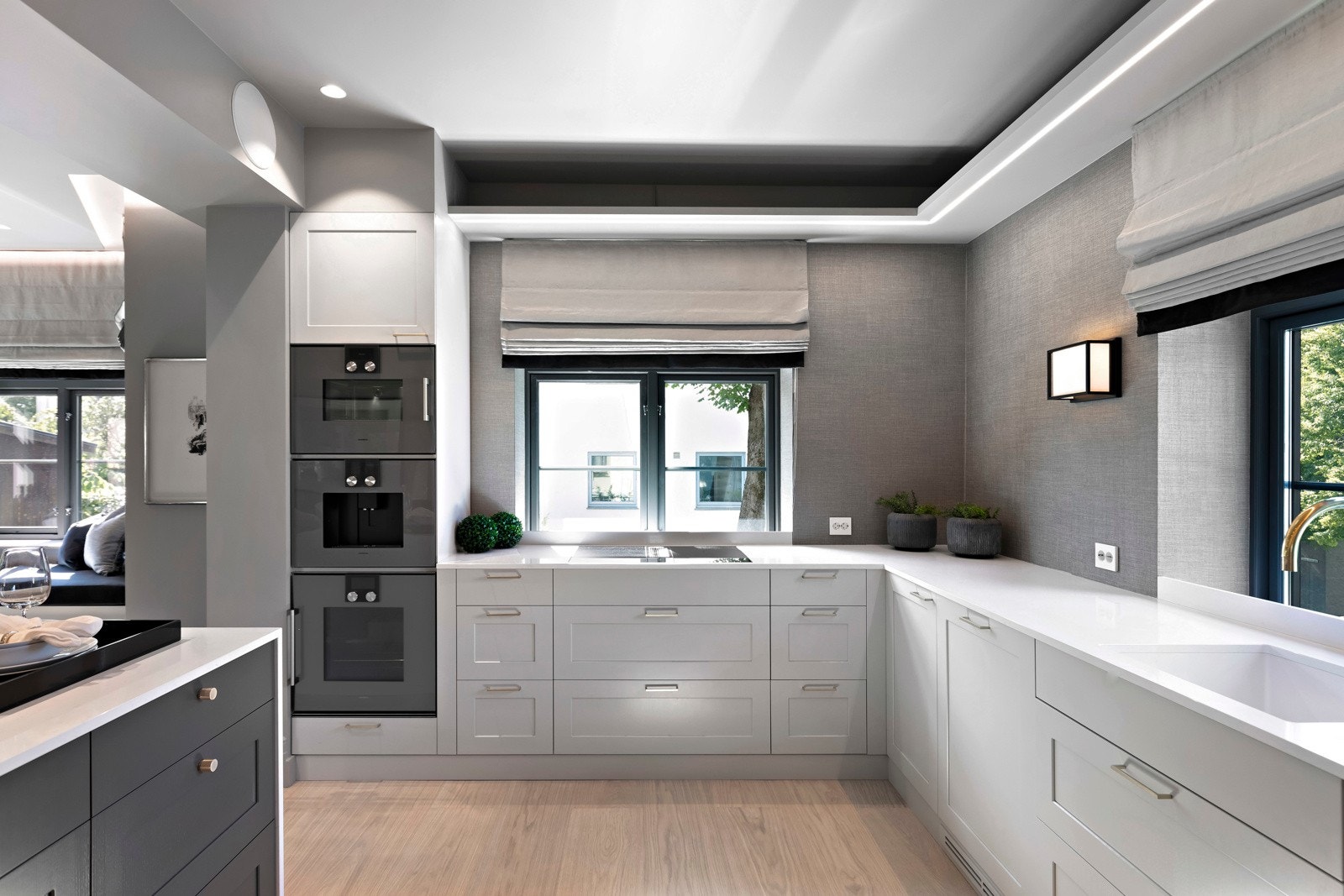 Snekkerbygget kjøkkeninnredning med hvitevarer fra Gaggenau, Bora og Miele. Galleribilde