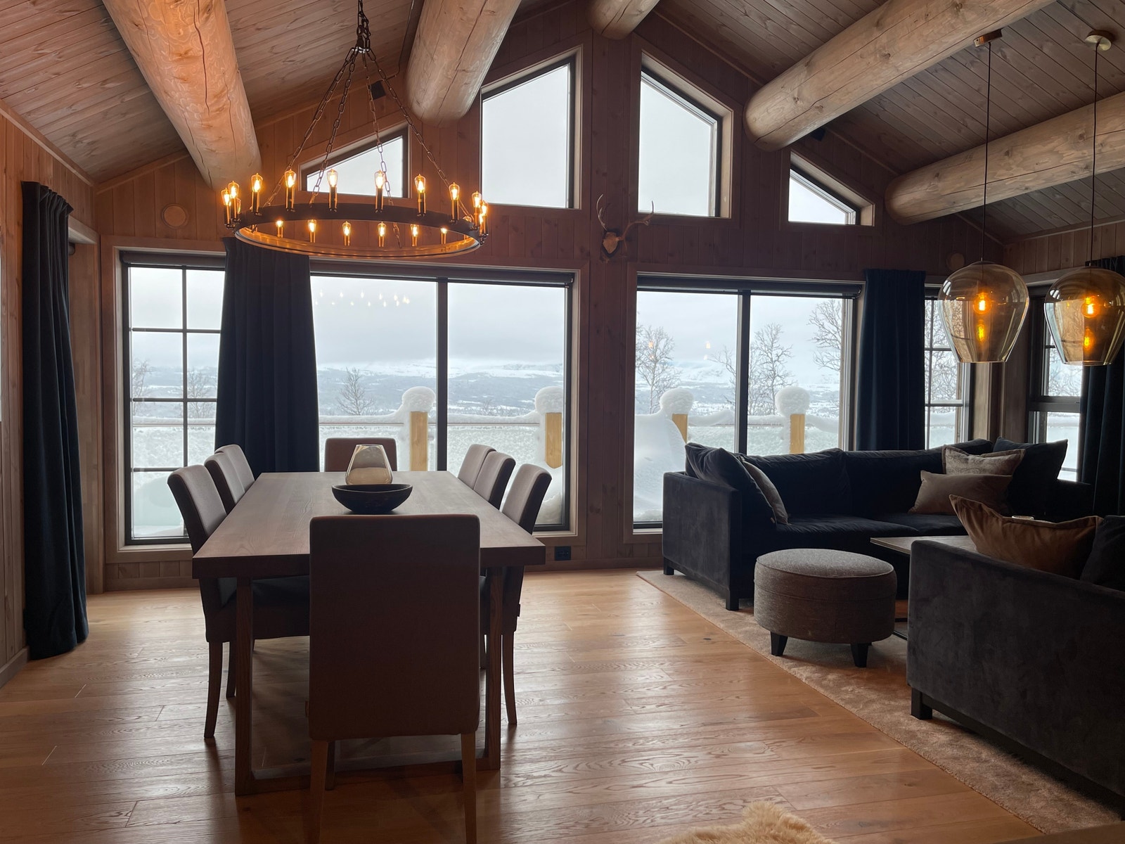 Utsikt til fjellene i vest fra visningshytta som ligger på Brakastølen I. Den samme utsikten får du fra tomtene i Brakastølen II.
Vinterbilde. Galleribilde