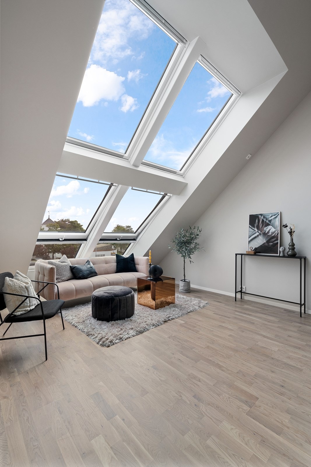 Store veluxvinduer gir naturlig lys til leiligheten Galleribilde