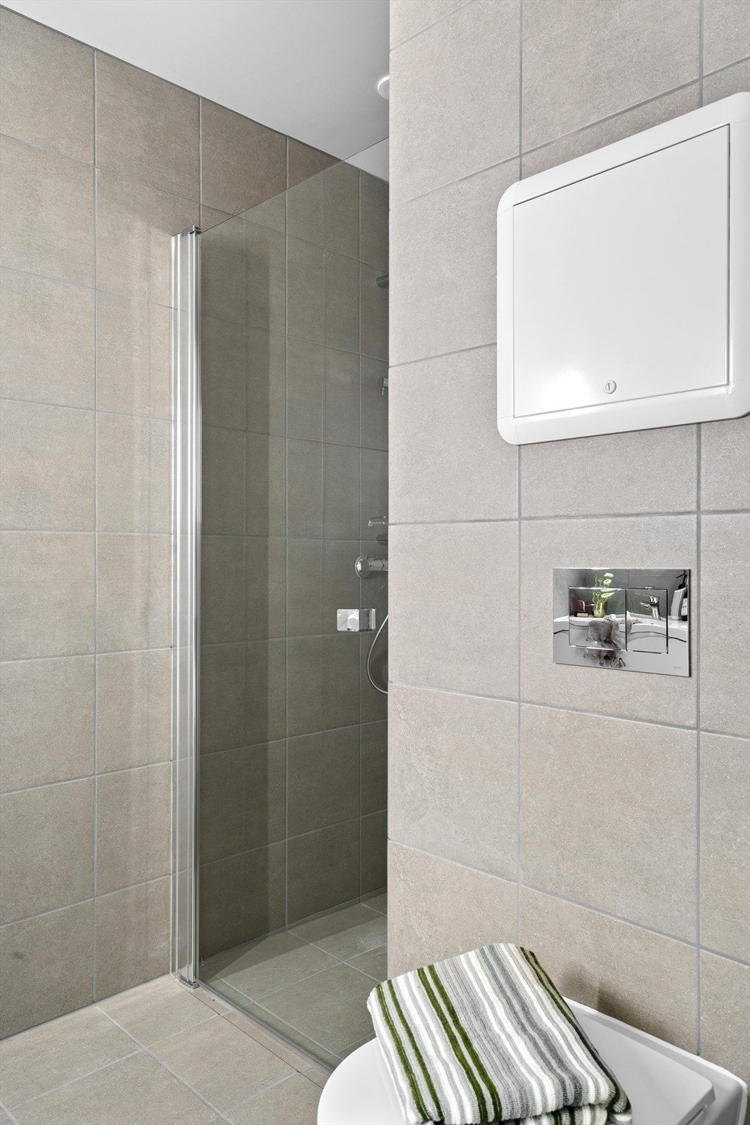 Innredet med seksjon med servant, dusjhjørne og vegghengt toalett Galleribilde