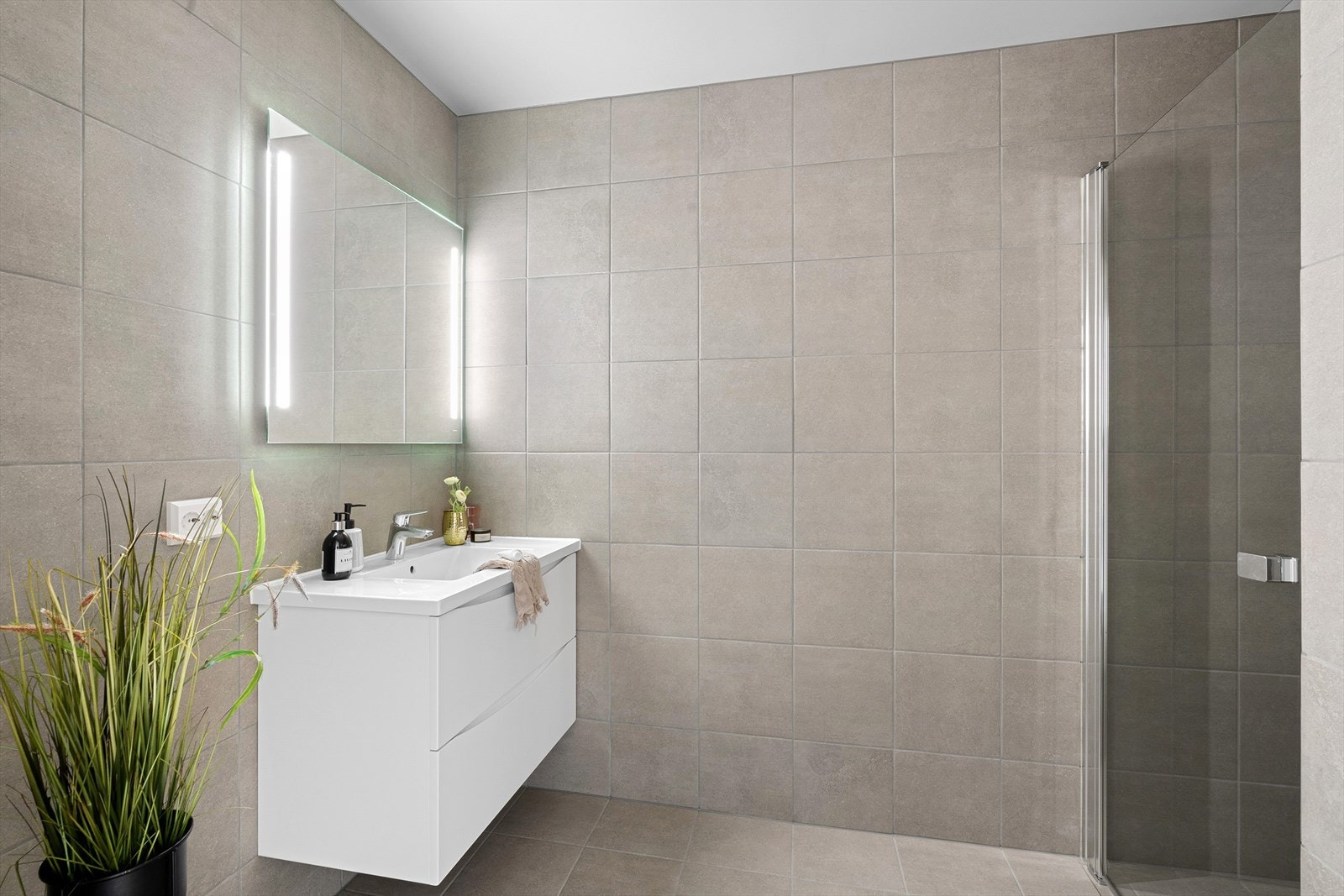 Pent, flislagt baderom Galleribilde