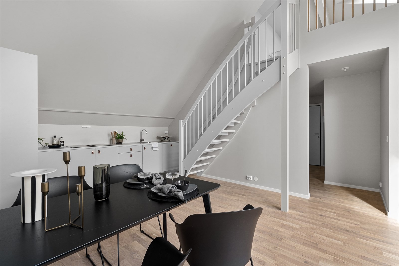 Innvendig er alle flater, tak og gulv nye Galleribilde