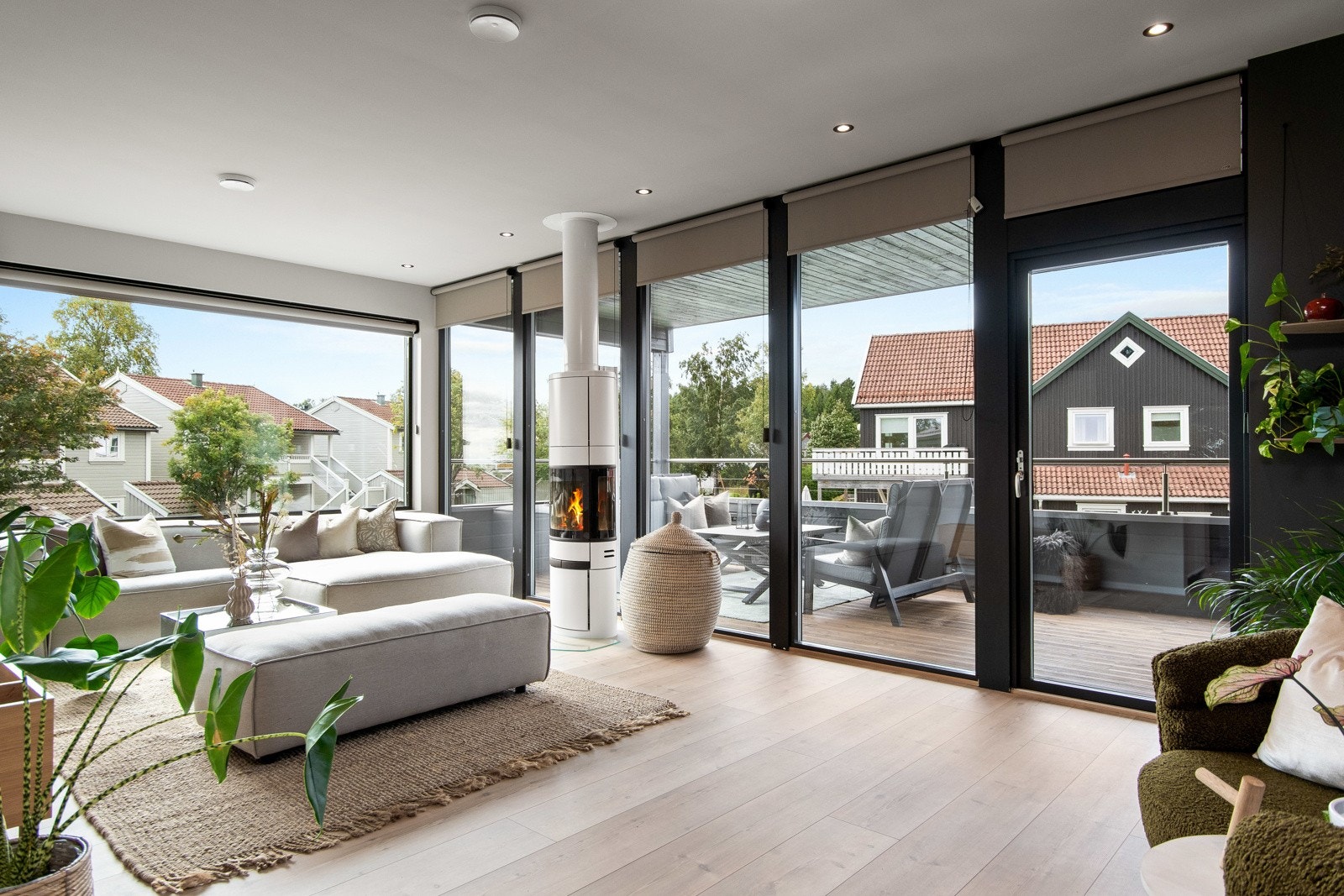 Rommet har laminatgulv, lysegrå vegger og en mørk fondvegg. Galleribilde