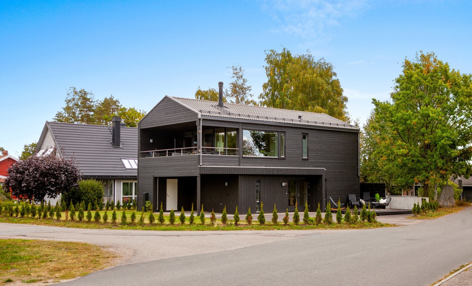 I kort gangavstand ligger Ringshaug barneskole, Ringshaug ungdomsskole, barnehage og bussholdeplass. Galleribilde