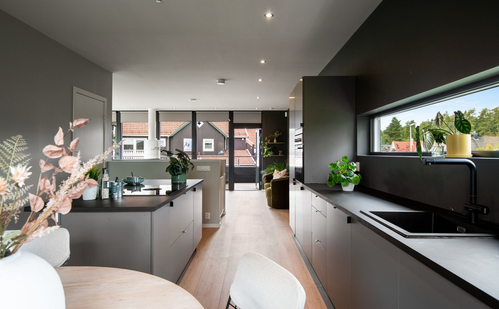 Kjøkkenet har også integrert stekeovn i høyskap, oppvaskmaskin og kjøl/frys. Waterguard og komfyrvakt er montert. Galleribilde