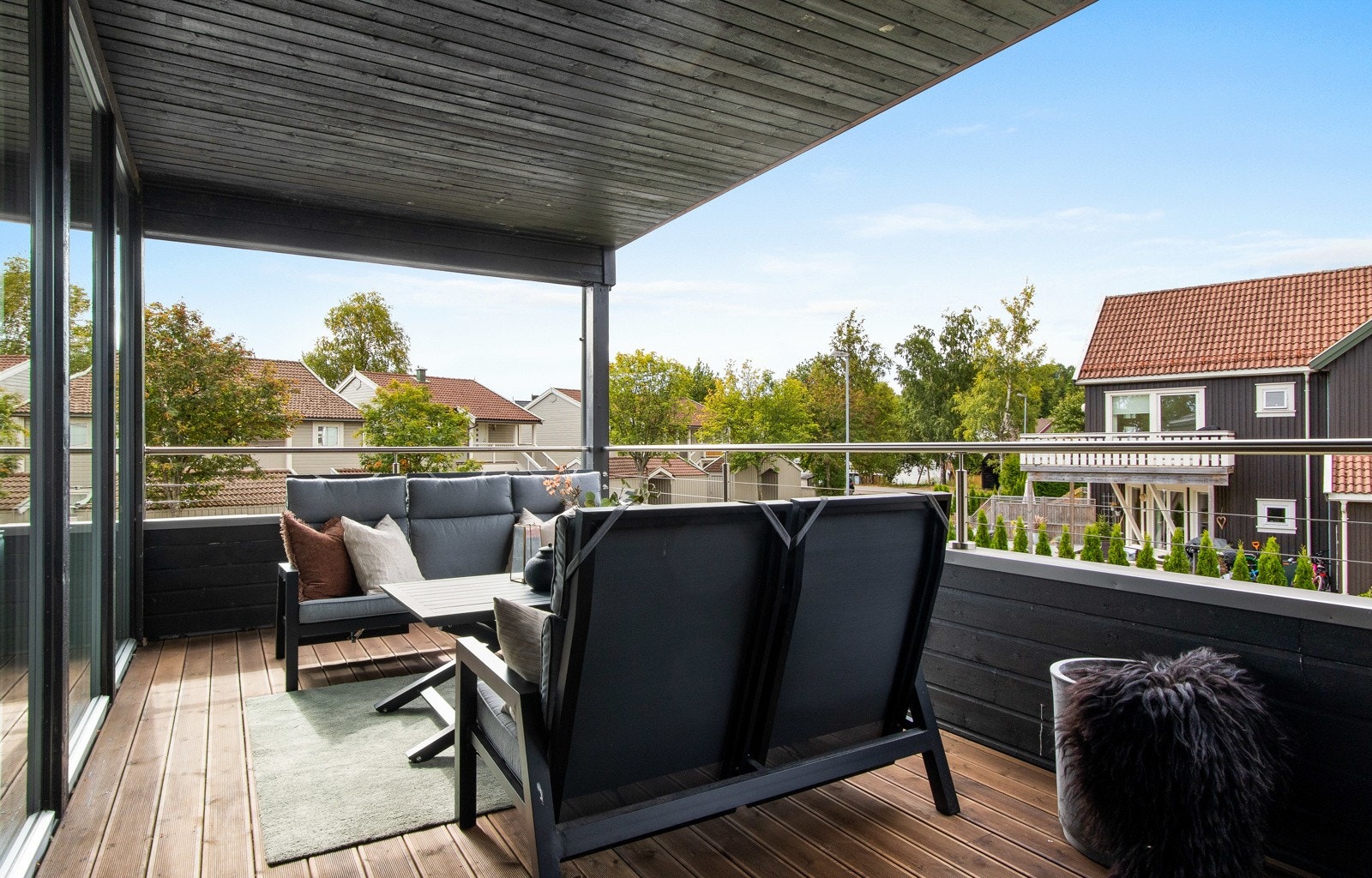 Verandaen vender mot vest, noe som gjør at solen kan nytes fra ettermiddagen og gjennom hele kvelden. Galleribilde