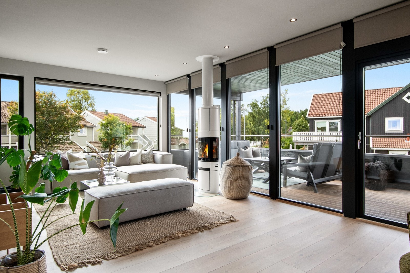 Boligen har en herlig stue med store vinduer, deriblant gulv-til-tak vinduer ut mot verandaen, noe som gir godt lysinnslipp og en ekstra luftig atmosfære. Galleribilde