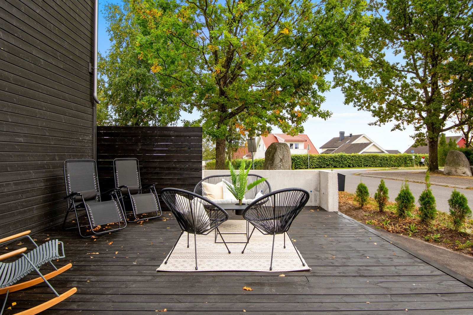 Inngangssiden vender mot sør og har stor asfaltert gårdsplass, carport og en mørkbeiset terrasseplatting på ca. 26 kvm som står i stil med huset. Galleribilde
