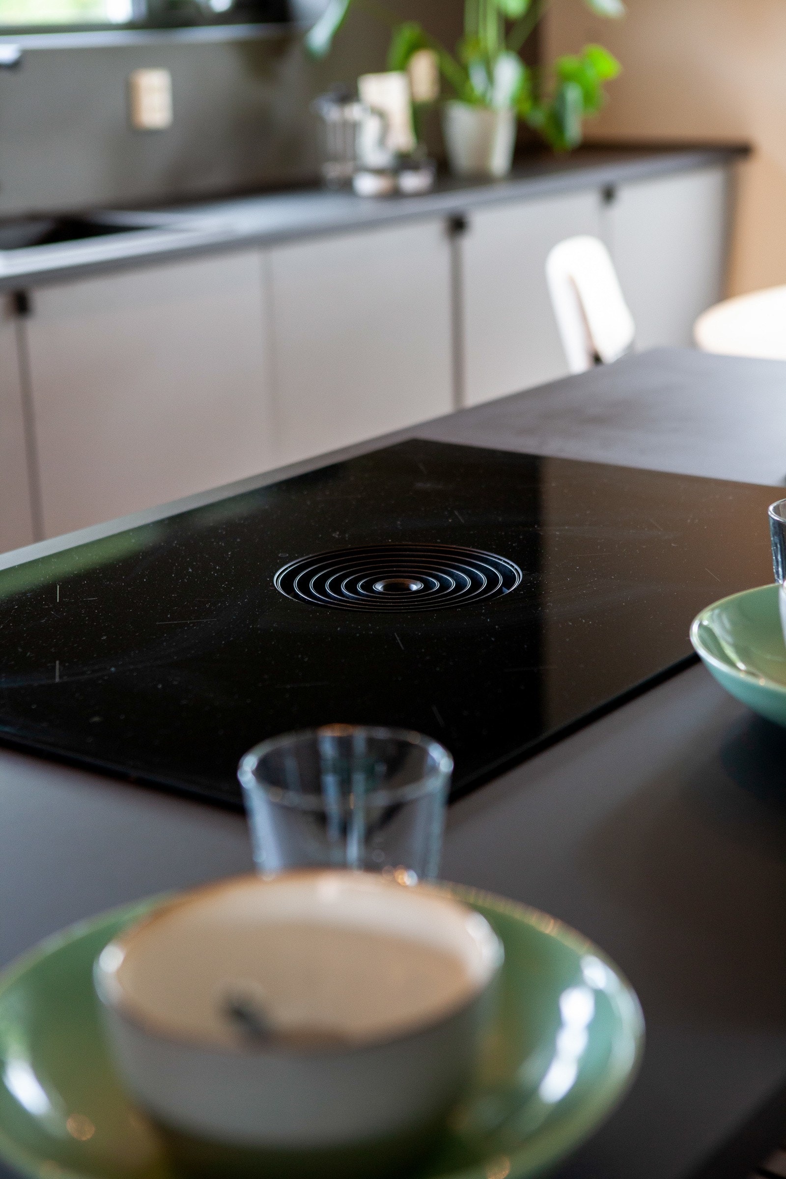 I øya er det nedfelt induksjonstopp med integrert kullfilterventilator. Galleribilde