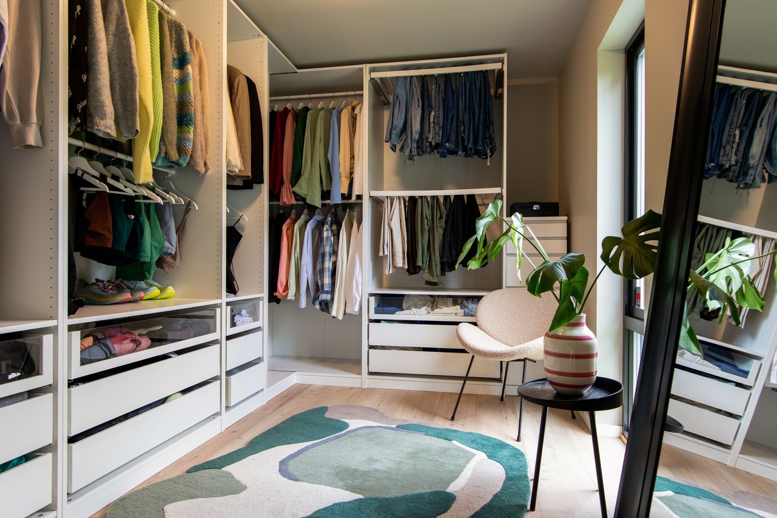 Ved entreen er det et velinnredet garderoberom med skuffer, hyller og heng. Galleribilde