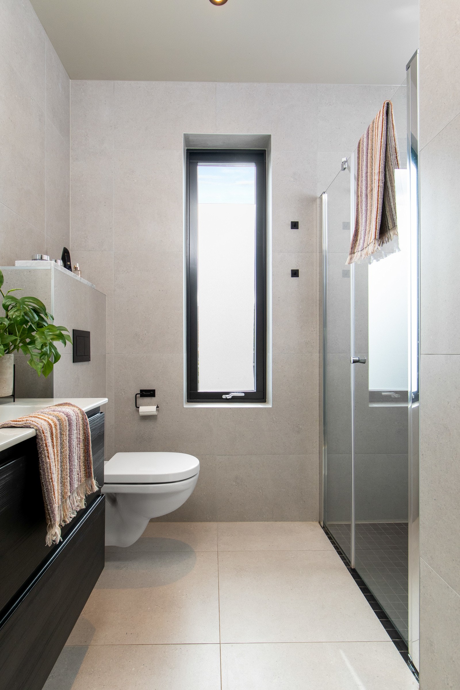 Boligen har to delikate bad med sorte detaljer som skaper et eksklusivt preg. Galleribilde